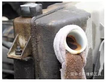 发动机水箱进油