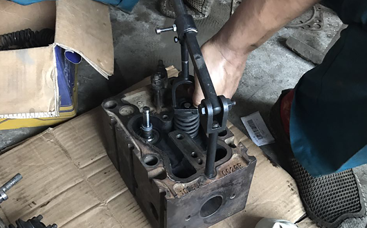 重汽MC05曼发动机维修专用工具——气门弹簧压缩器使用图片