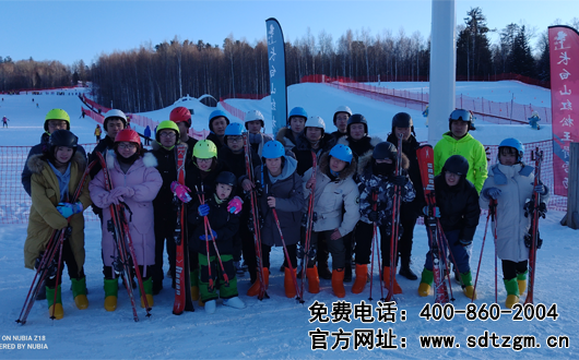 山东田中在滑雪场的合照